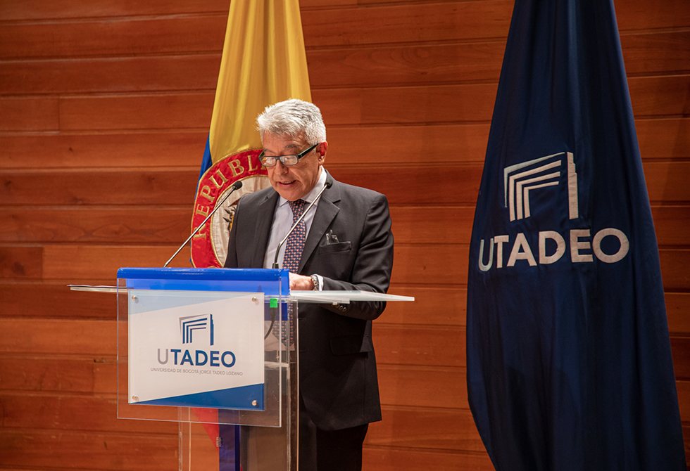 Carlos Sánchez Gaitán, Rector de la Universidad se dirigió a los graduandos con unas emotivas palabras. 