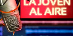 LA JOVEN AL AIRE