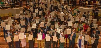 Más de 500 estudiantes recibieron su título profesional en el Auditorio Fabio Lozano. 